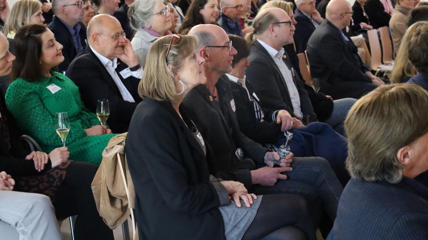 Blick ins durchweg angetane Publikum